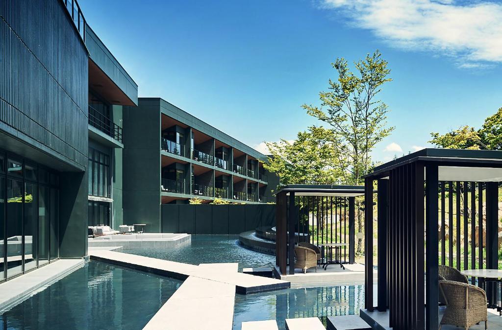 uma piscina em frente a um edifício em ANA InterContinental Appi Kogen Resort, an IHG Hotel em Hachimantai