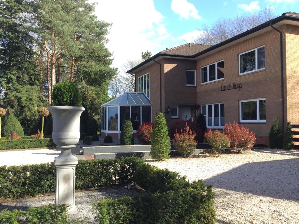 uma casa com um vaso em frente em Ferienwohnung Lands Huys em Dersum