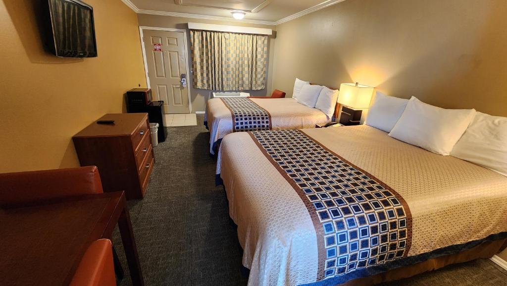 Postel nebo postele na pokoji v ubytování Welcome Everett Inn