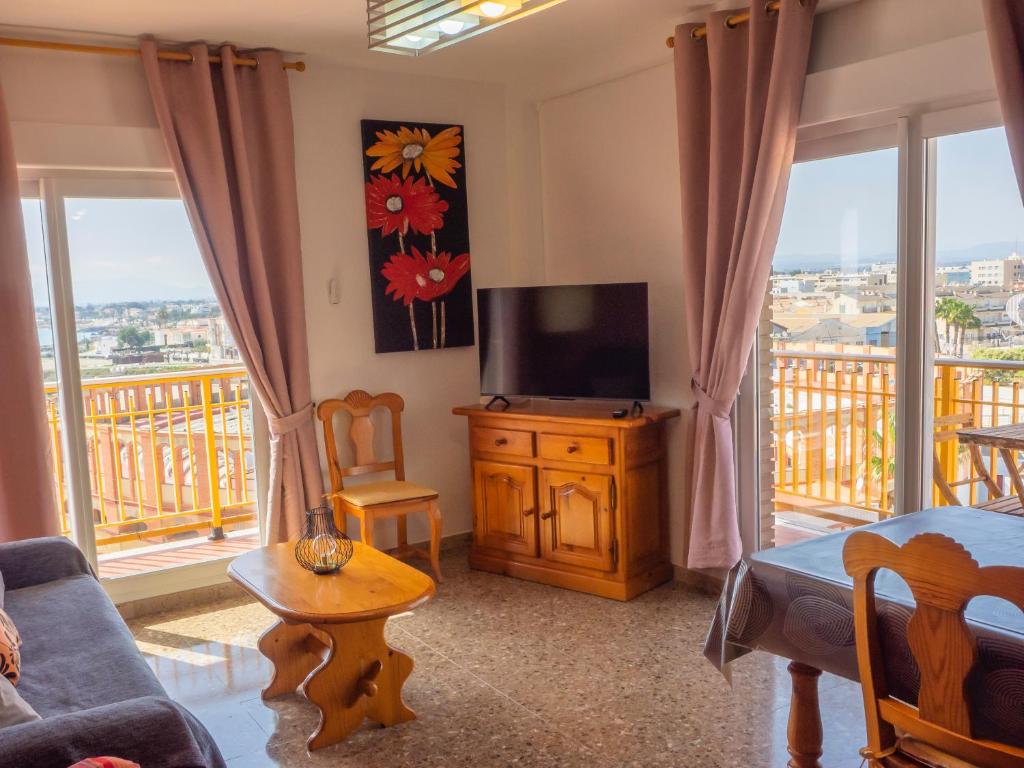 比納羅斯的住宿－Playa el Clot - Vinaròs，客厅配有梳妆台上的平面电视