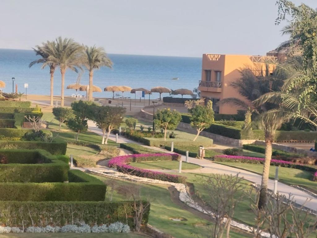 uma vista para um parque com palmeiras e o oceano em Mountain View 2 Ain Sokhna, Sea & Pool View, Penthouse with Roof- Families ONLY em Ain Sokhna