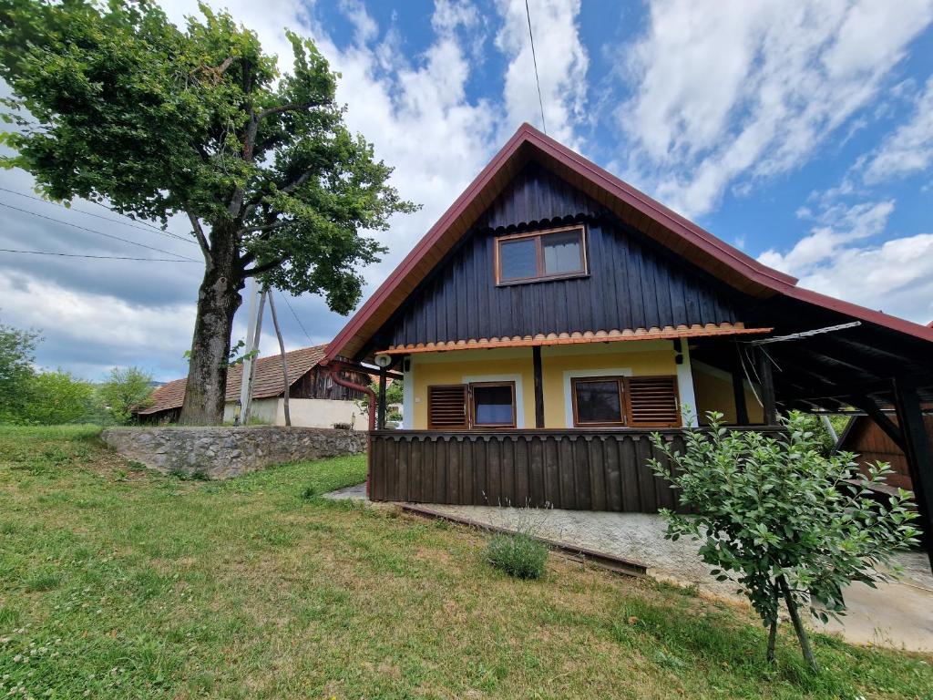 a house with a gambrel roof at Kuća za odmor Vuketich hills in Ozalj