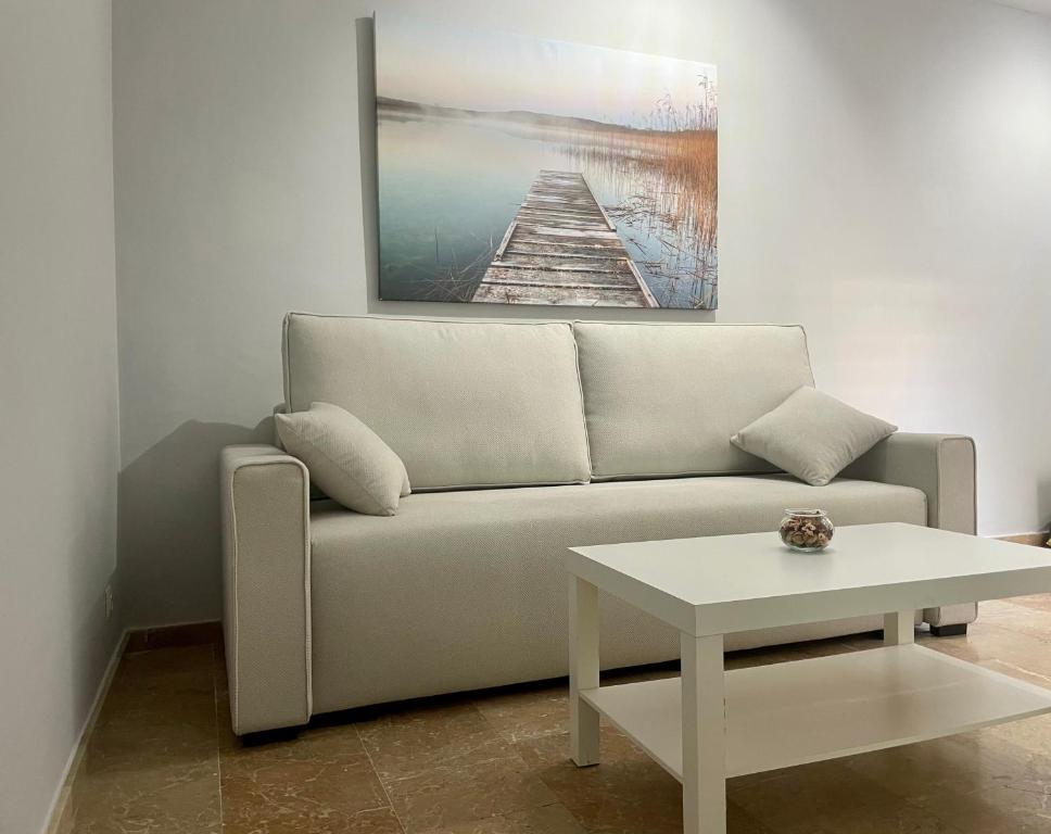 sala de estar con sofá y mesa en PISO EN EL CENTRO DE HUELVA SILENCIOSO Y CON GRAN PATIO, Calle La Paz, en Huelva
