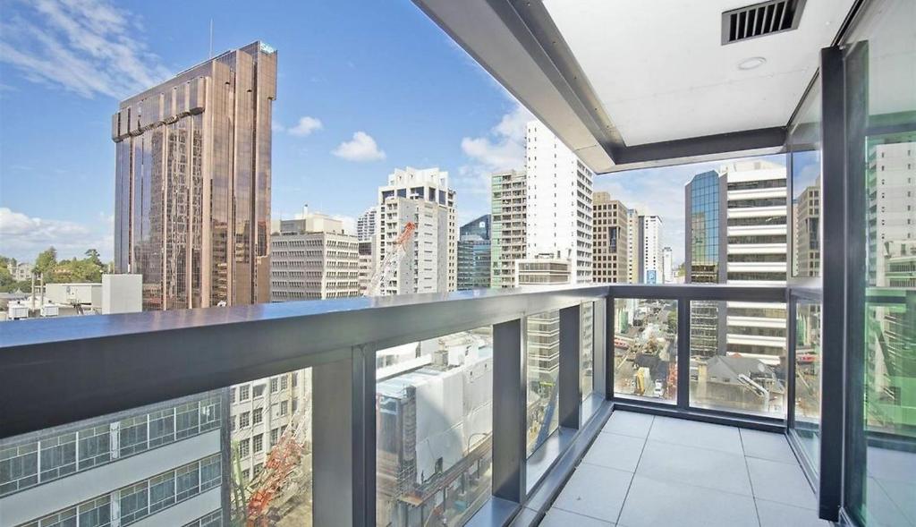 een balkon met uitzicht op de skyline van de stad bij Sky Stars Park Apartment in Auckland