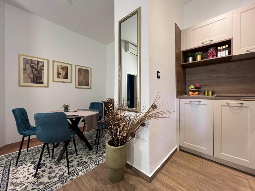 a kitchen and dining room with a table and chairs at Bonvenon2Volme Apt&Room in Pula