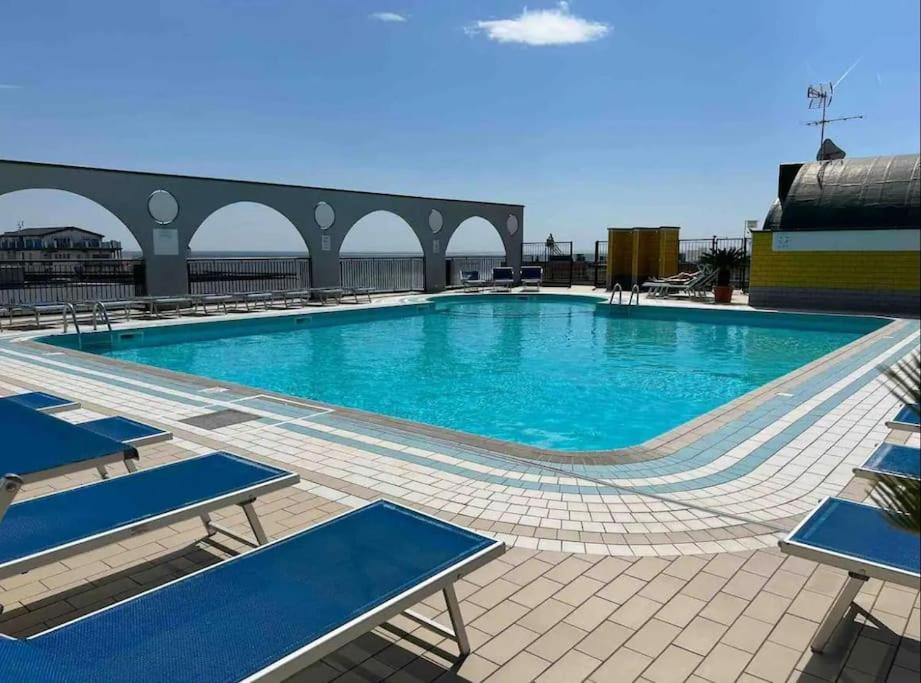 Bazén v ubytování Sea view apartment in Caorle nebo v jeho okolí