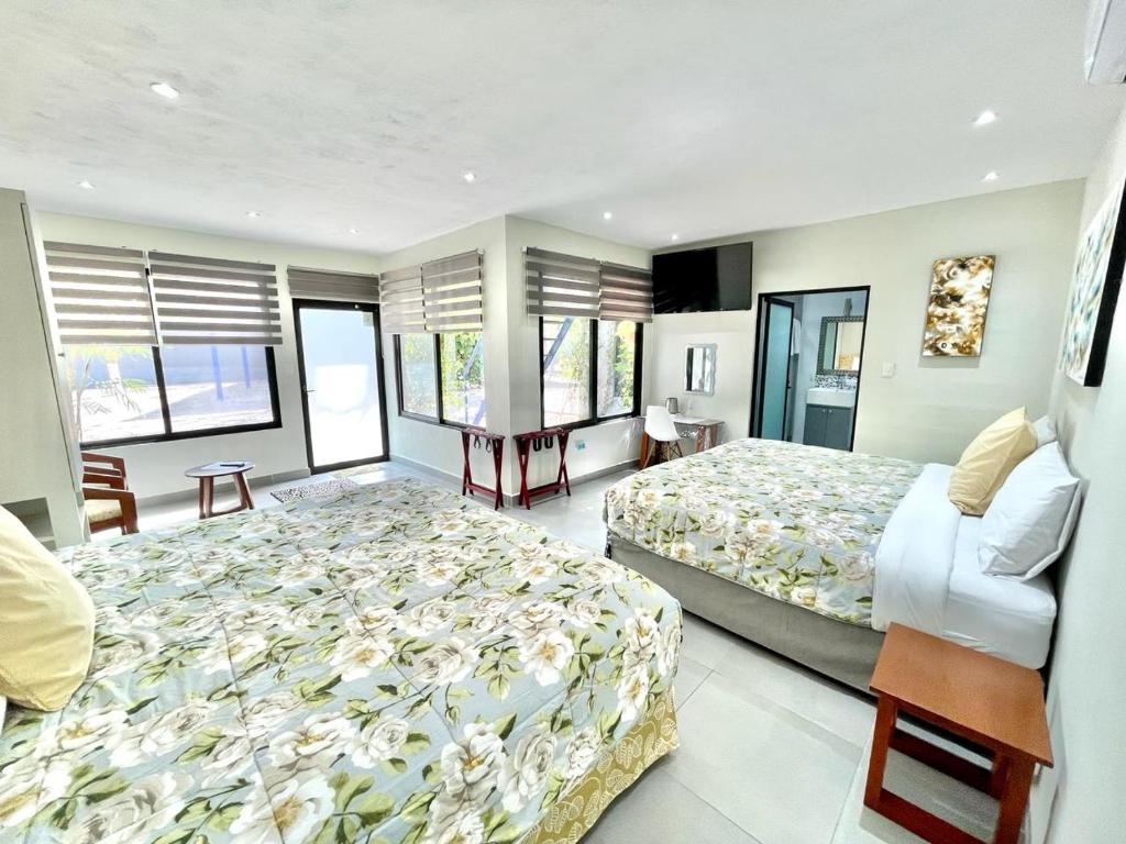 バジャドリドにあるThe Blue Eco Lodgeのベッドルーム1室(ベッド2台、テーブル、椅子付)