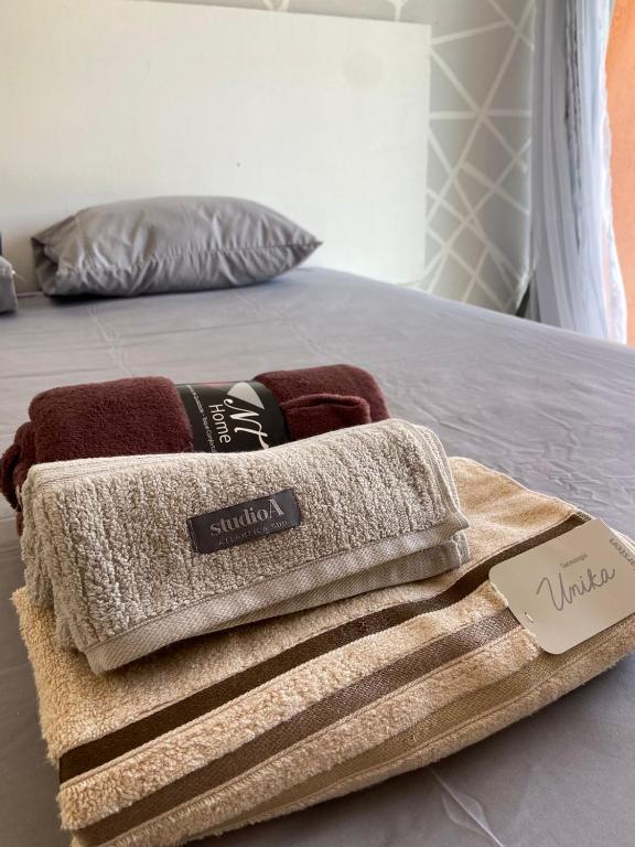 a pile of towels sitting on top of a bed at Los primos in Búzios