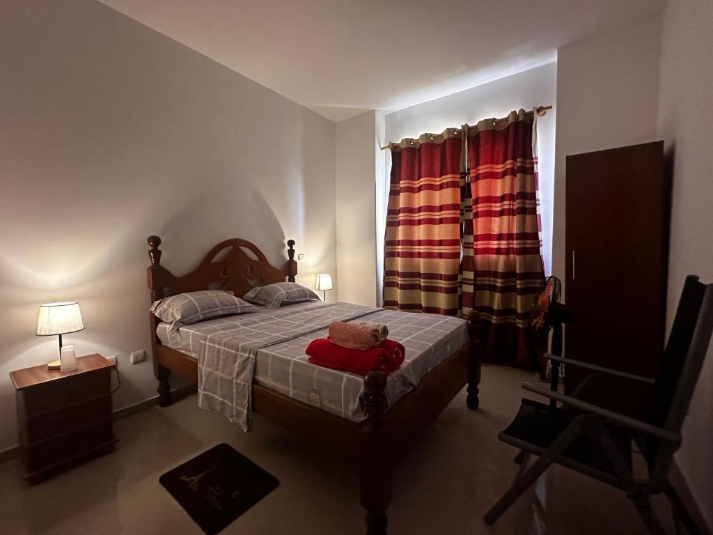 un dormitorio con un osito de peluche sentado en una cama en Villa Esperança, en Tarrafal