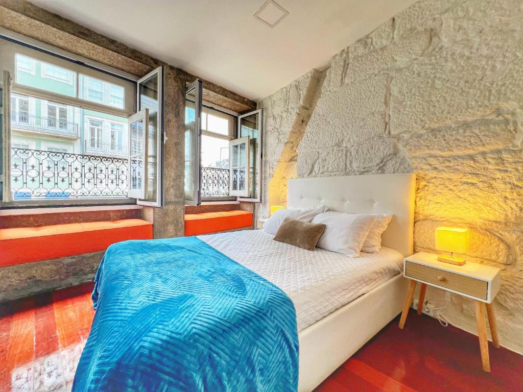 1 dormitorio con 1 cama con manta azul en São Domingos Residences I, en Oporto