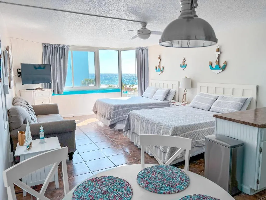 Beachfront Studio - Perfect Location - Free Beach Chairs - Top of the Gulf 305