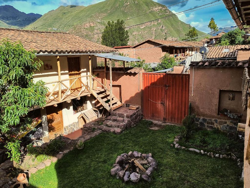 a small yard with a house and a mountain at Casona Don Giovanni in Lamay