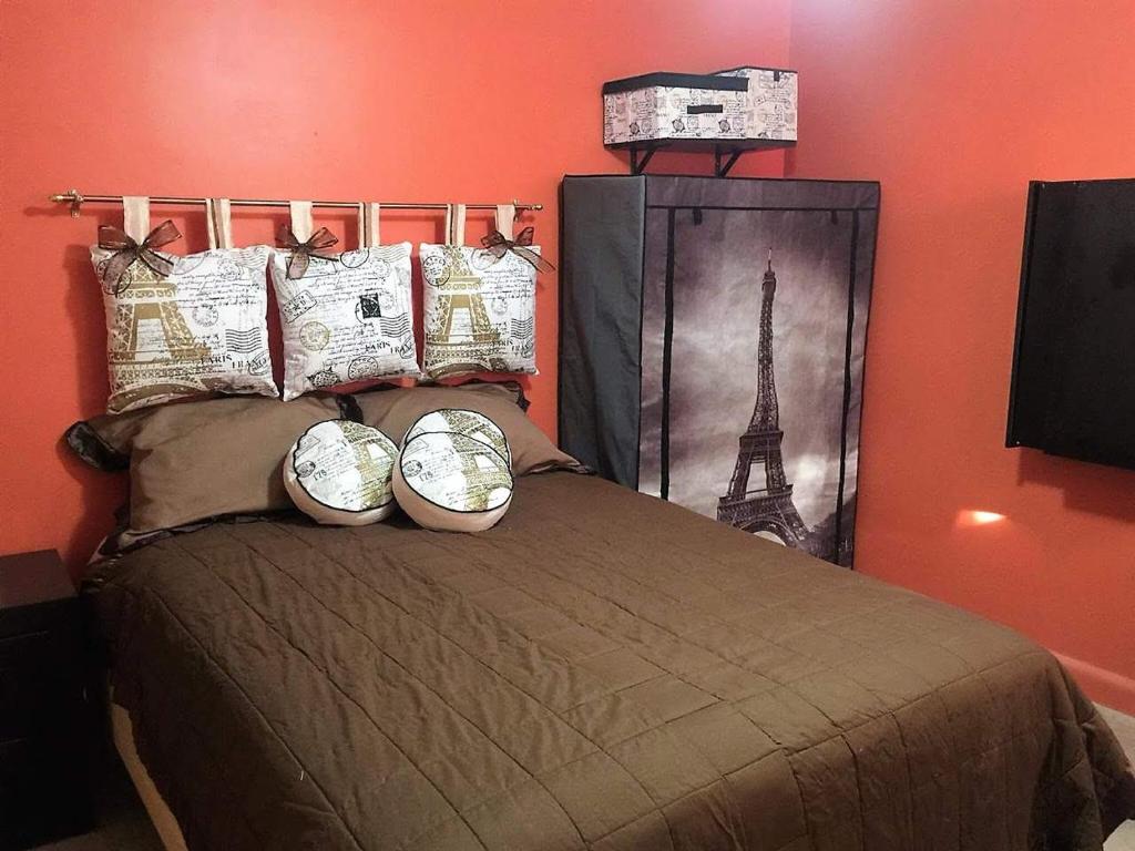 Un dormitorio con una cama con relojes. en LINDA HABITACION CON BAÑO Y TERRAZA INDEPENDIENTE, en Torreón