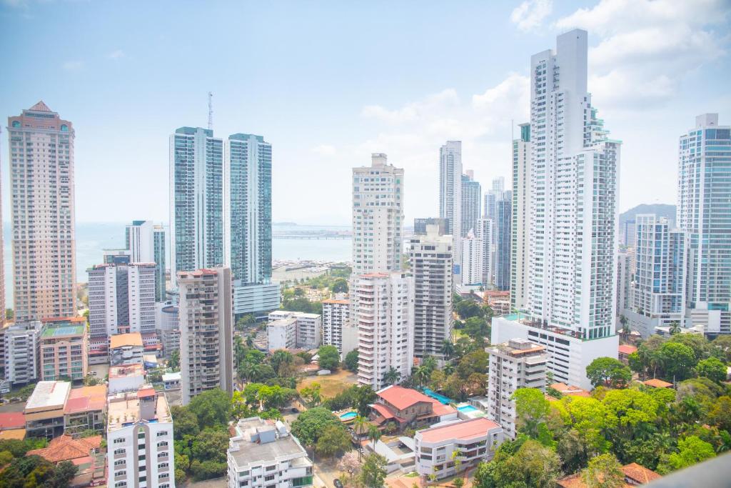 uma vista aérea de uma cidade com edifícios altos em Apartamento en Panamá Céntrico y lujoso en Panamá de la zona Bancaria em Cidade do Panamá