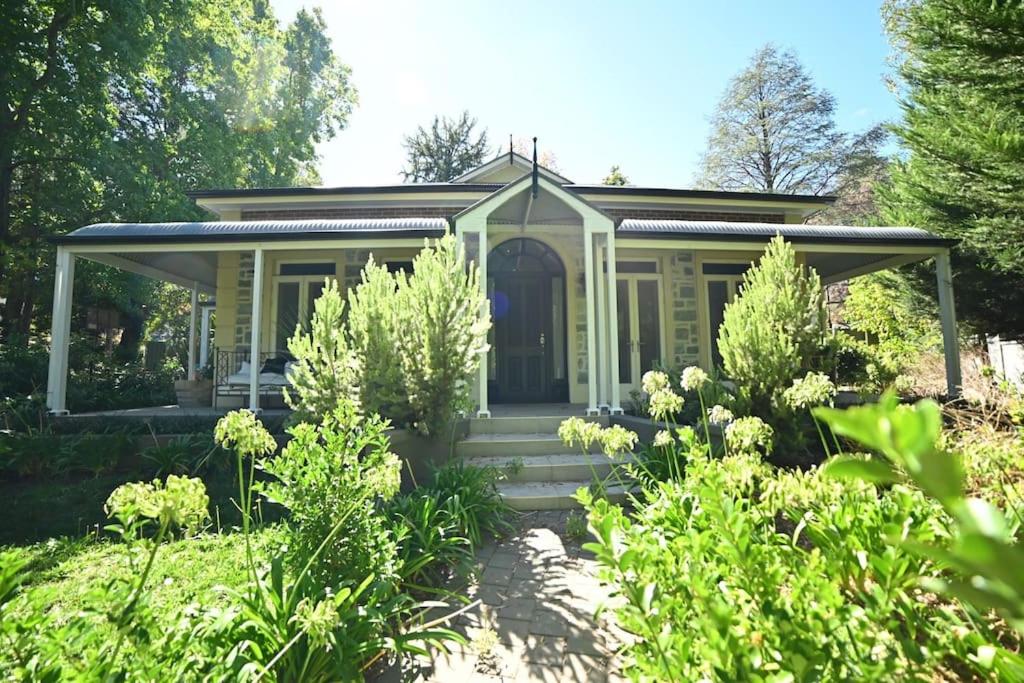 Cabaña pequeña con porche en el jardín en Stunning Crafers Villa amongst the beautiful hills, en Crafers