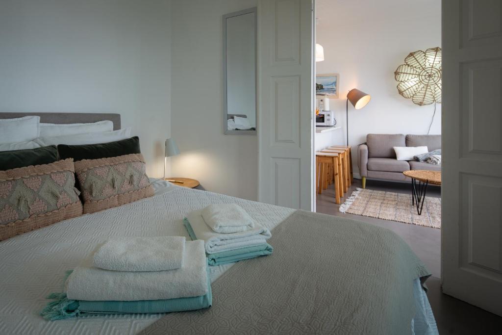 Un dormitorio con una cama con toallas. en Casa Da Praia, en Porto Formoso