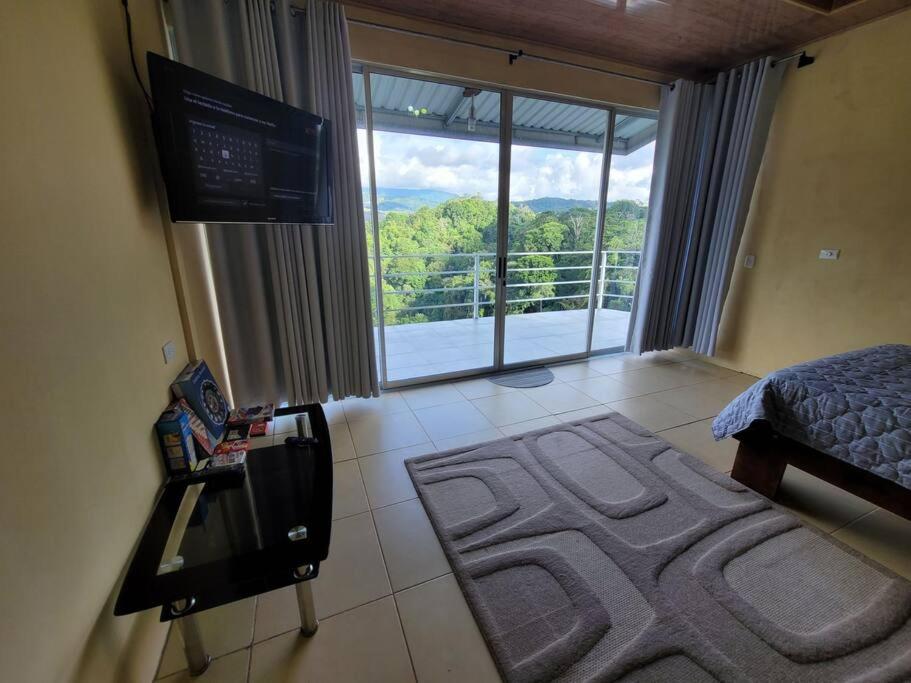 TV a/nebo společenská místnost v ubytování Suite Frente a la Cascada