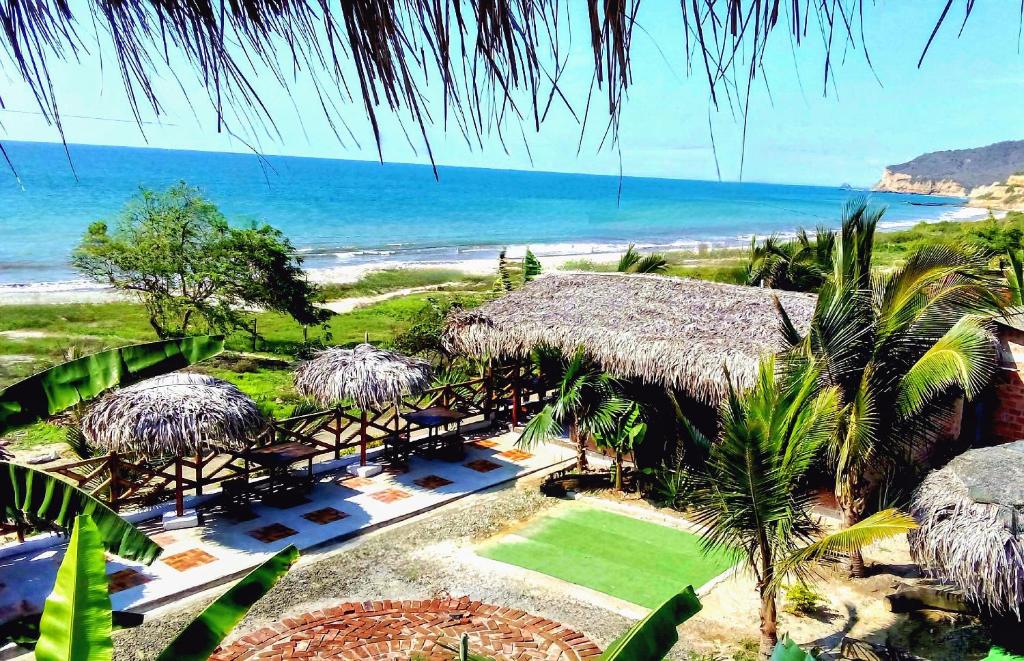 un resort con vista sulla spiaggia e sull'oceano di La Fogata a Machalilla