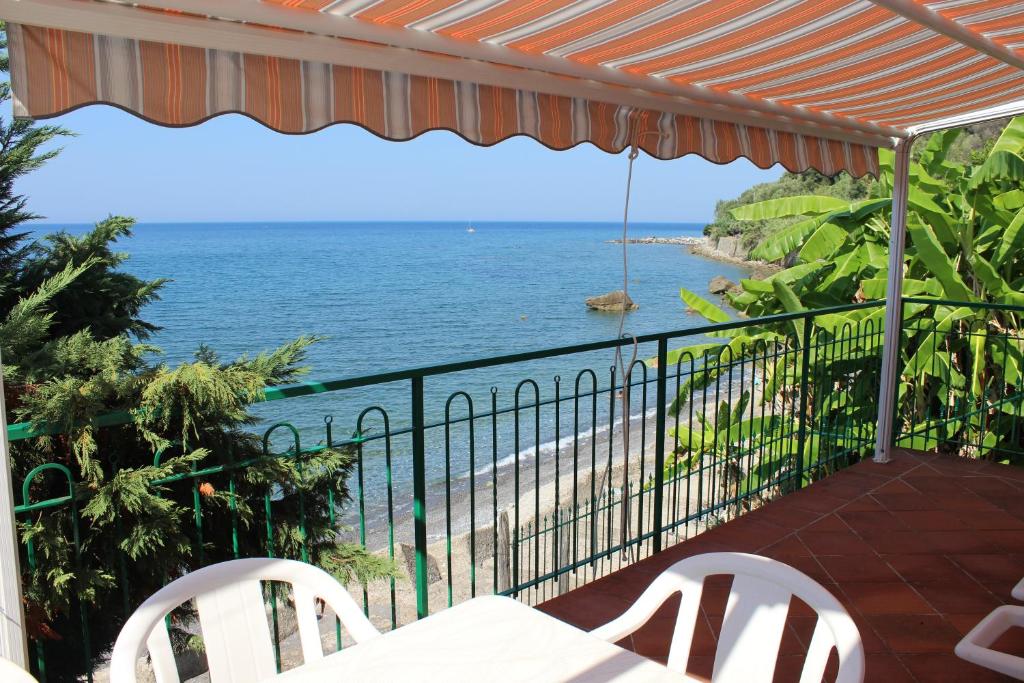 a balcony with a view of the ocean at Villa Giuliana in Pisciotta