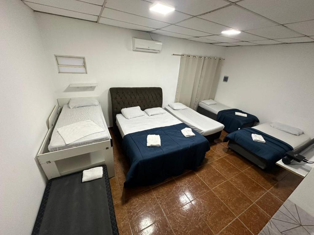 een kamer met 2 bedden en 2 aanrechten bij Casa de Temporada p 12 pessoas em Aparecida in Aparecida