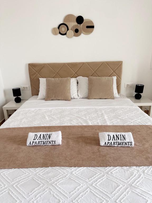 Postel nebo postele na pokoji v ubytování Danin apartmani