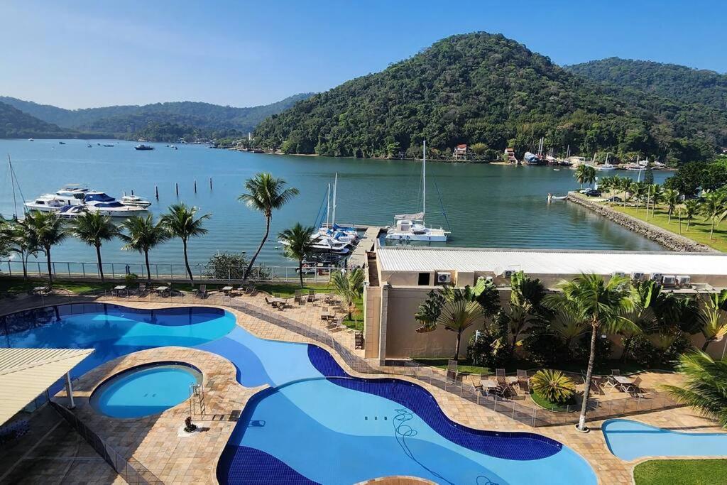 Blick auf einen Wasserkörper mit Booten in der Unterkunft Porto Marina Itacuruça Mangaratiba in Mangaratiba