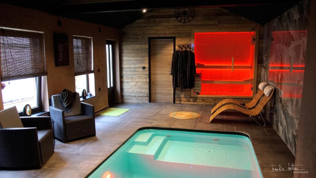 um quarto com uma piscina num quarto em Nell'aqua em Seneffe