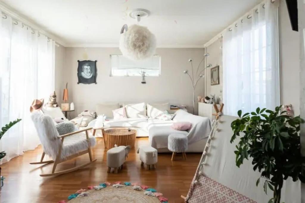 Posezení v ubytování Maison atypique avec jardin à Évreux