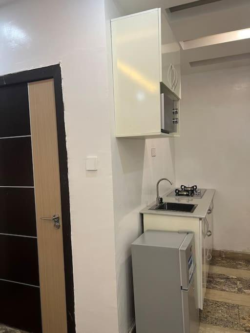 Kuchyň nebo kuchyňský kout v ubytování Cozy Studio in Asokoro+fast WiFi