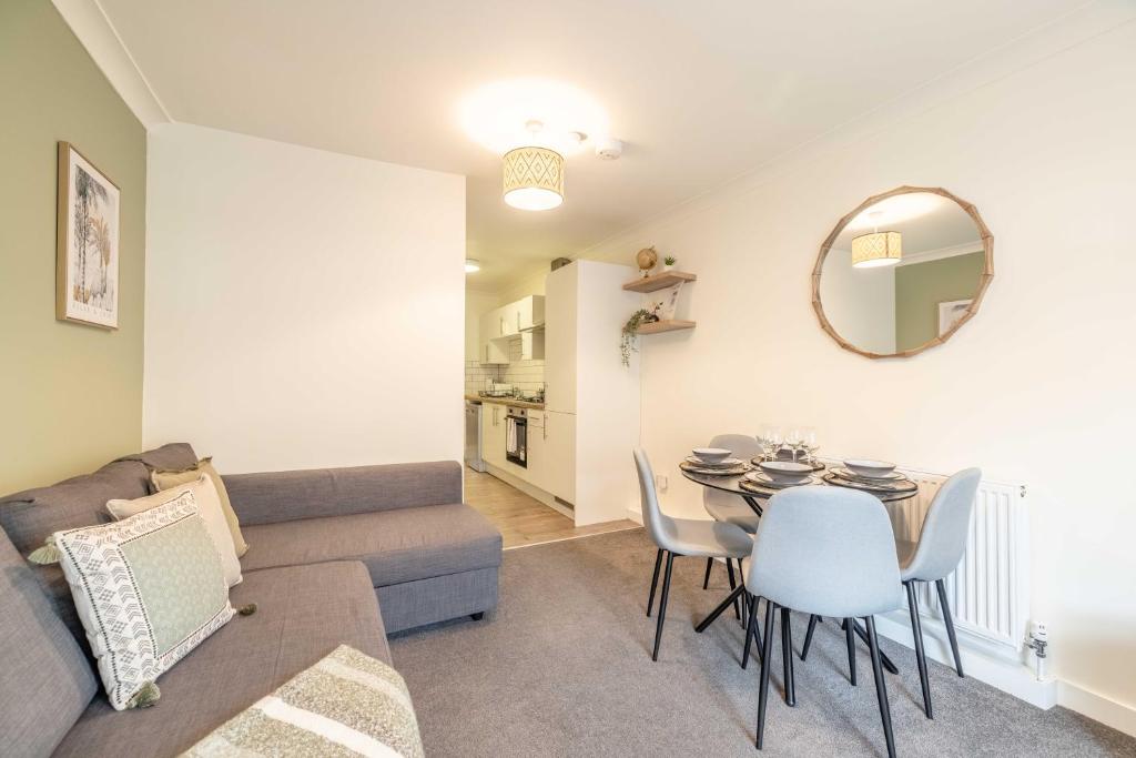 a living room with a table and a couch at Stylish Apartment 5 min Walk to Castle in Windsor