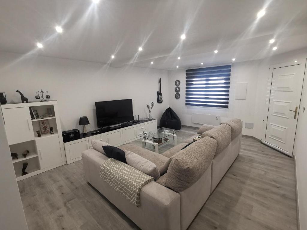 salon z kanapą i telewizorem w obiekcie A CASA DO LADO w mieście Noya