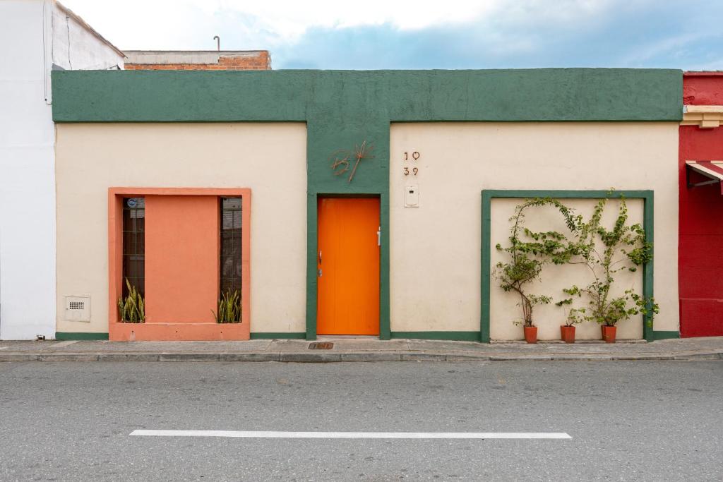 un bâtiment avec trois portes sur le côté d'une rue dans l'établissement Botánica Casa Hotel, à Medellín