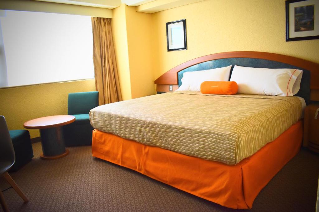 a hotel room with a bed and a table at Hotel Torremolinos Vallejo Ciudad de Mexico in Mexico City