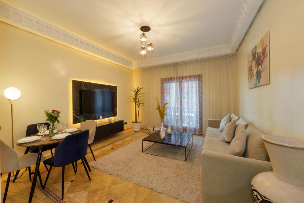 - un salon avec un canapé et une table dans l'établissement Appartement Haut Standing Gueliz Plaza avec Vue, à Marrakech
