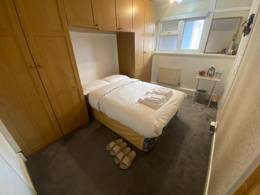 niewielka sypialnia z łóżkiem i oknem w obiekcie 9 Russell court, king close w Londynie