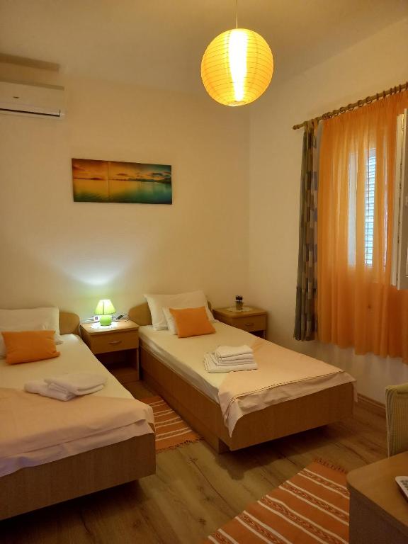 Posteľ alebo postele v izbe v ubytovaní Apartments by the sea Sali, Dugi otok - 8117