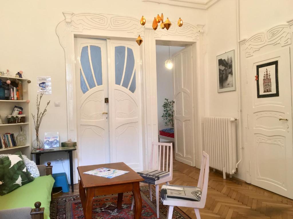 Knihovna v hostelu