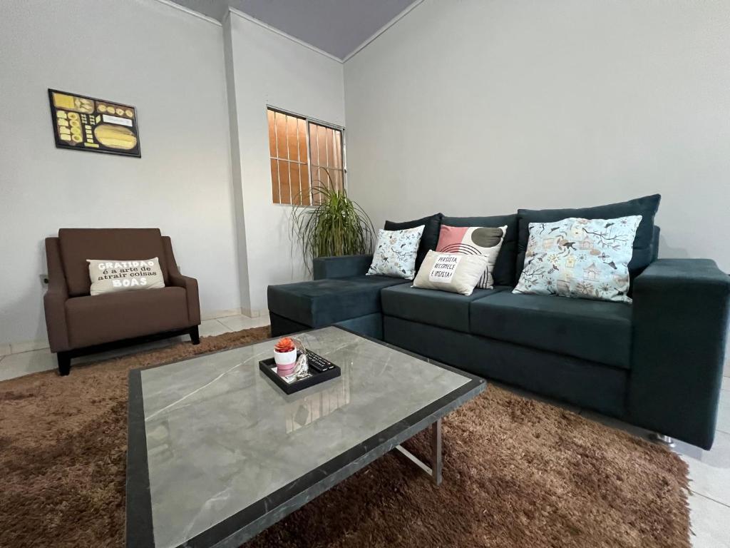 uma sala de estar com um sofá e uma mesa de centro em Loft 05 Excelente Localização em Cuiabá