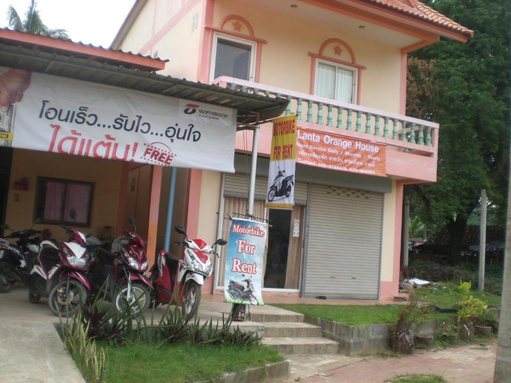 ランタ島にあるLanta Orange Houseの一団の家屋前駐輪