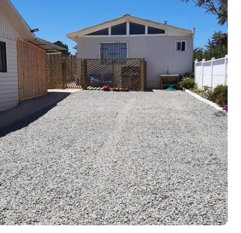 a gravel driveway in front of a house at Cabaña de descanso in Las Cruces