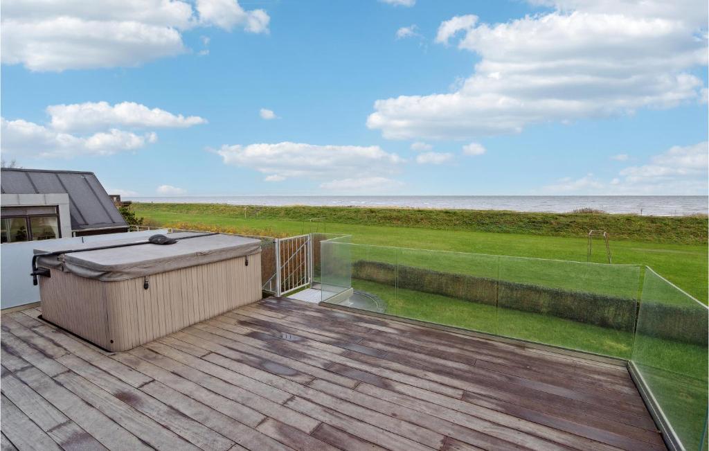 eine große Terrasse mit Meerblick in der Unterkunft Awesome Home In Otterup With Jacuzzi in Otterup