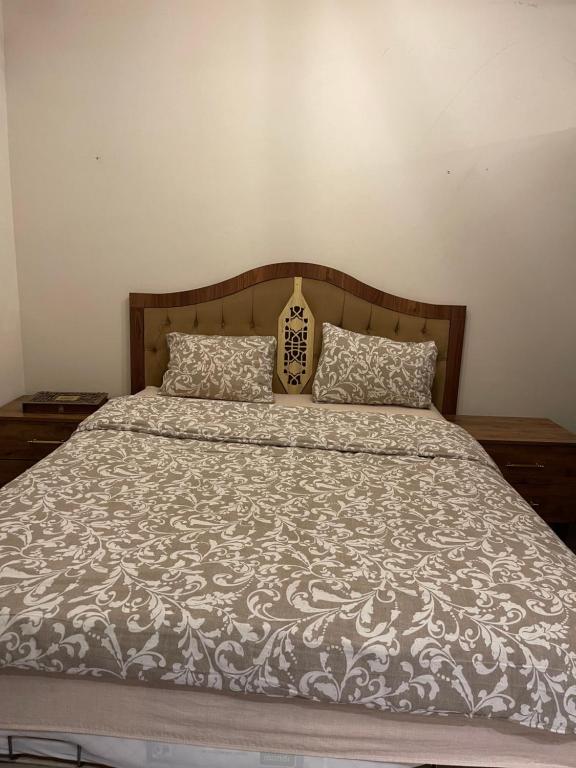 ein Bett mit zwei Kissen darüber in der Unterkunft Brand & Luxurious Suite near- Mall of Istanbul in Istanbul