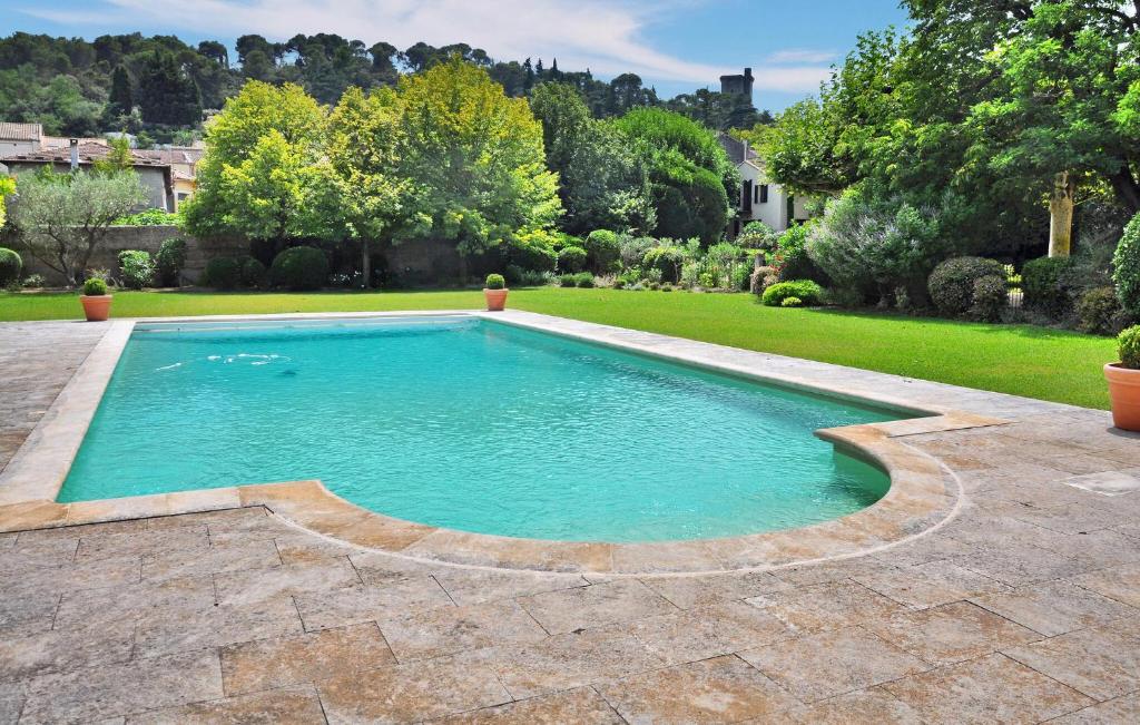 uma piscina no meio de um quintal em Le Mazet Destelan Et Son Anne em Barbentane