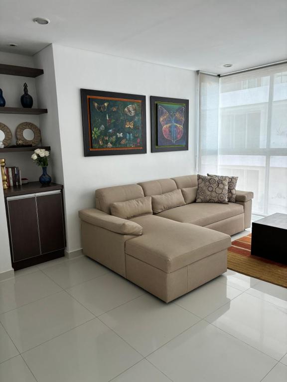 a living room with a couch and a table at Apartamento Cerca Al Hotel Las Américas in Cartagena de Indias