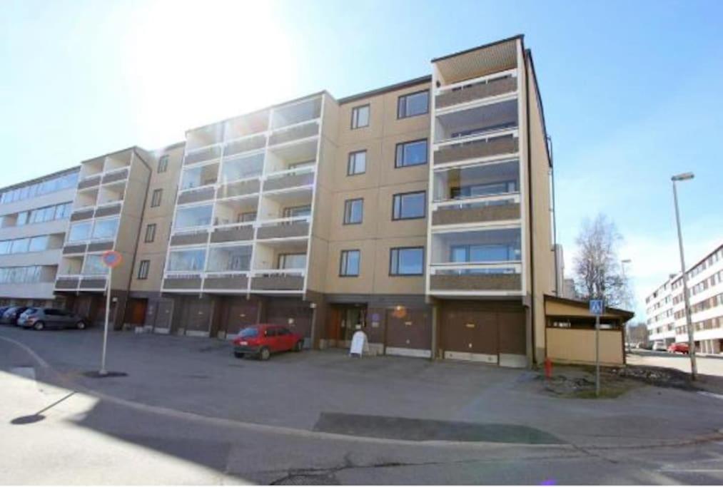 un grand bâtiment avec un parking en face de celui-ci dans l'établissement Korkalonkatu citycenter apartmen, à Rovaniemi