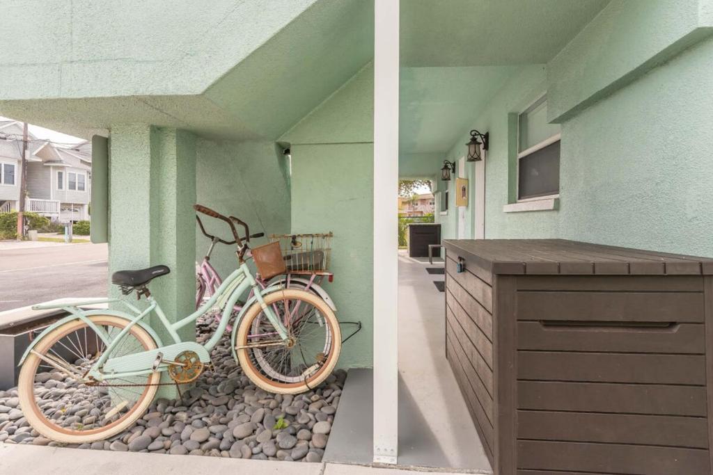 uma bicicleta estacionada ao lado de uma casa em Treasure Island + First Floor Beach Condo em St. Pete Beach