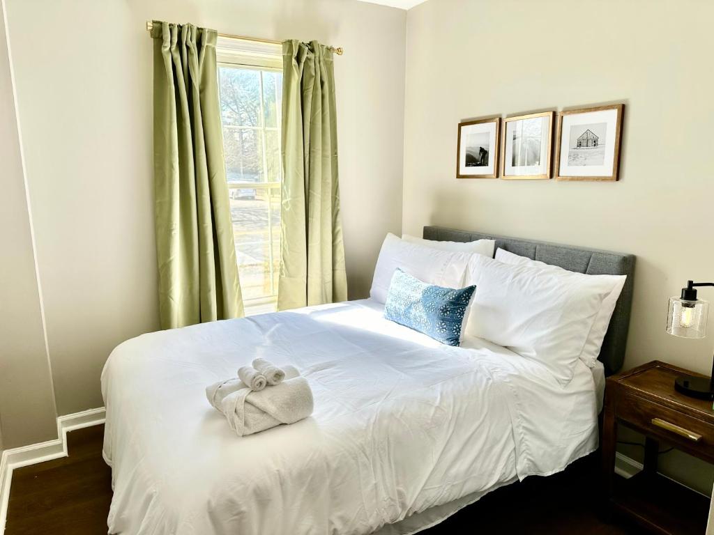 Ein Bett oder Betten in einem Zimmer der Unterkunft Spring Street Suites