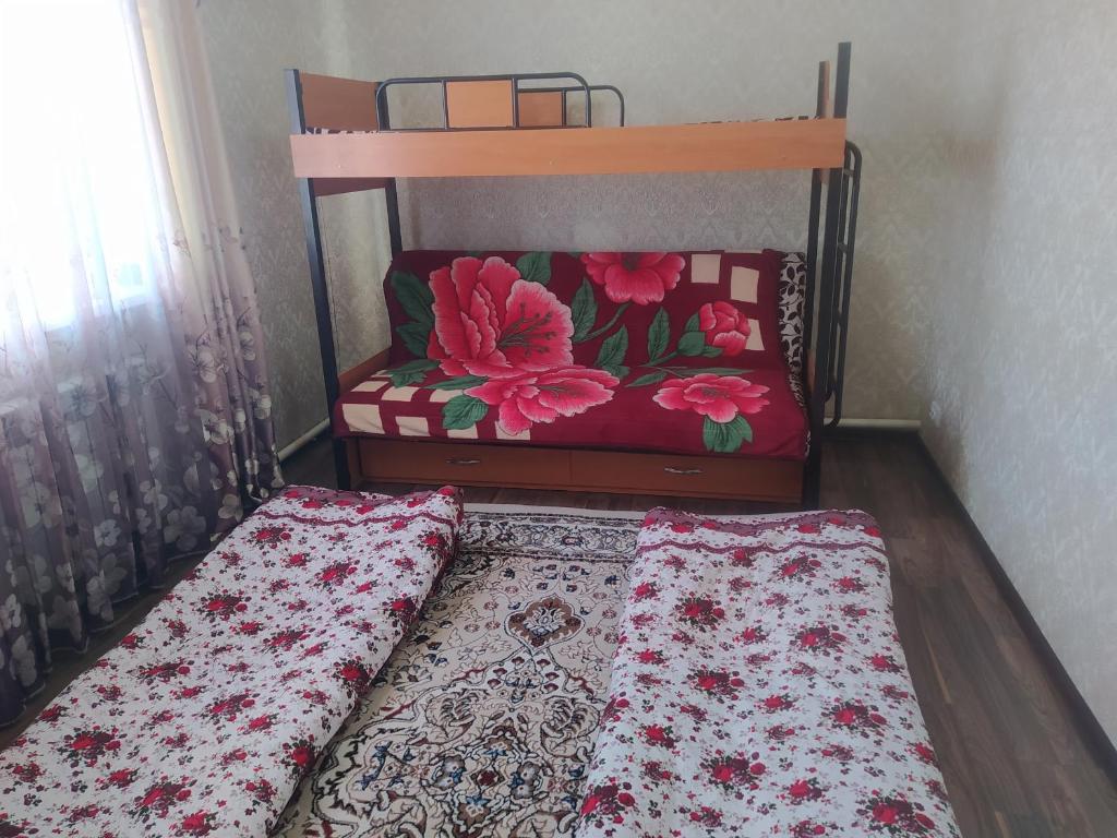 Llit o llits en una habitació de Hostel Jusup
