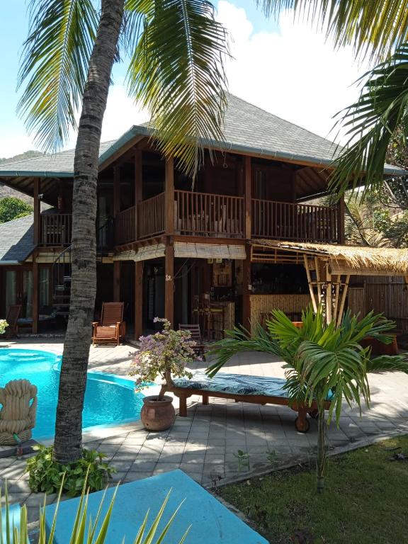 um resort com piscina e casa em Villa Santa Maria Bali em Ambat