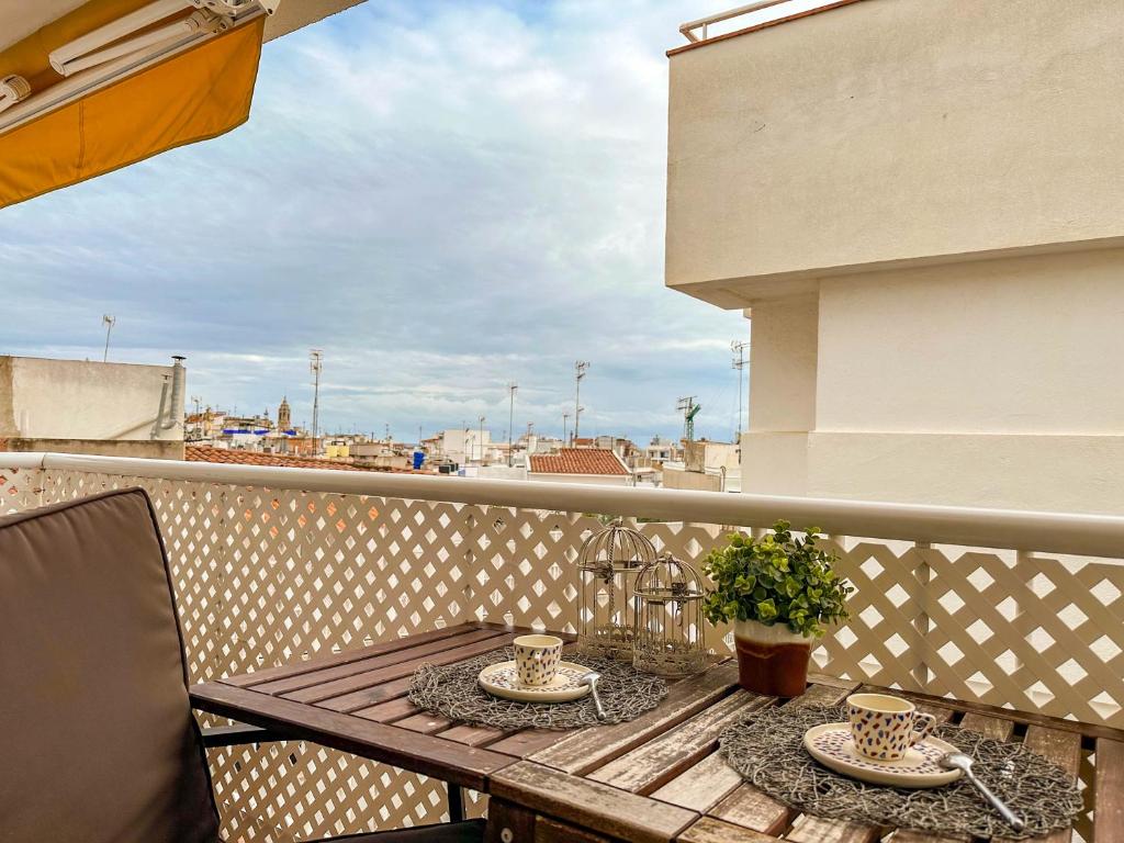 uma mesa numa varanda com vista para a cidade em Sira House by Hello Homes Sitges em Sitges